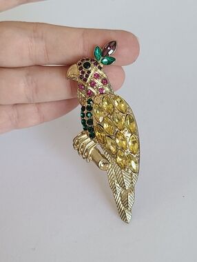 Vintage Mid Century Colourful Rhinestone Bird Parrot Gold Tone Brooch Pin